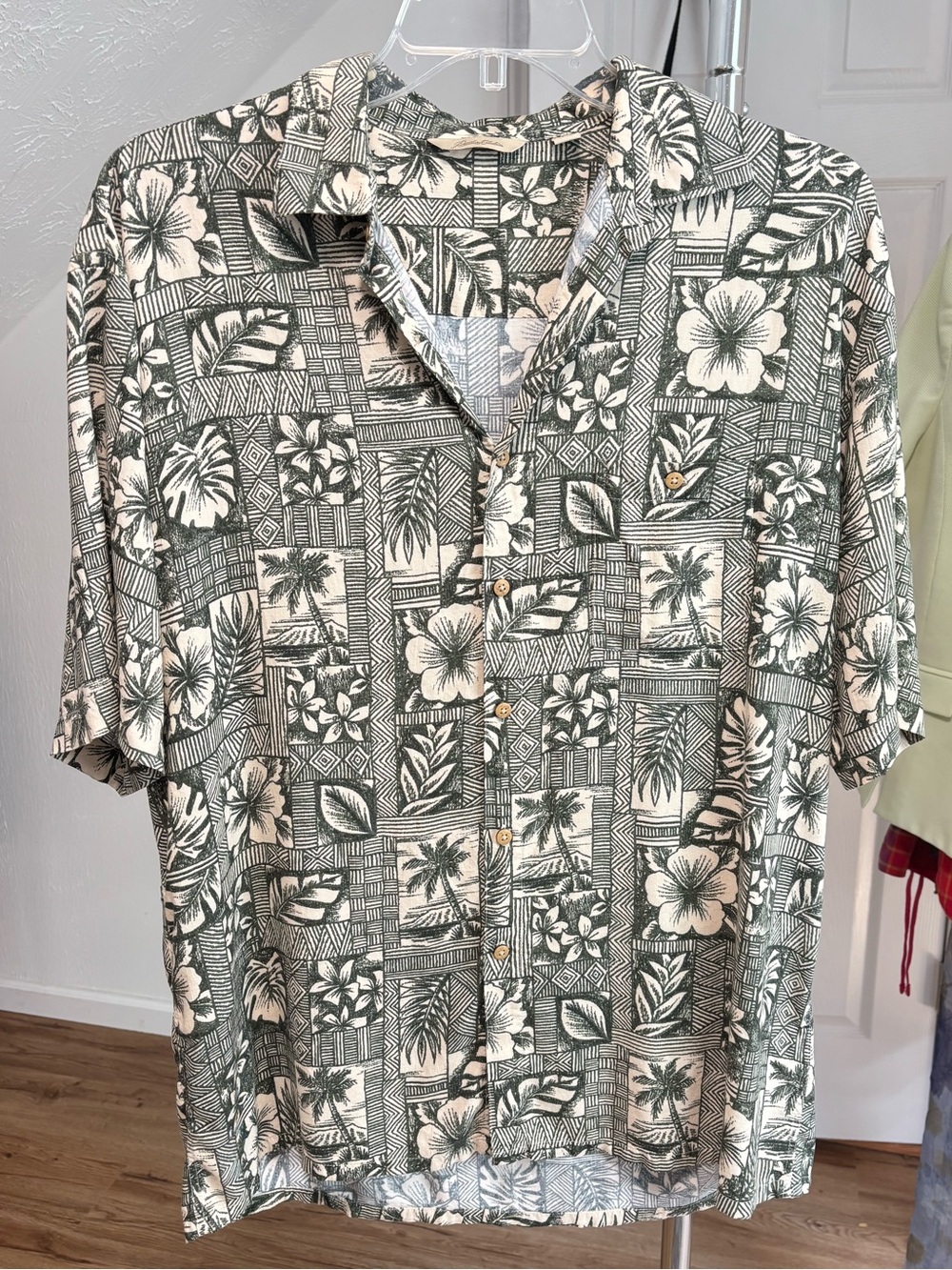 Lightweight Hawaiian tropical button down shirt, Paradise Collection large